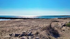 A sandy beach with a rocky shoreline and a clear blue sky. - Gîte dans Mas proche Alpilles (Saint-Martin-de-Crau)