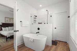 Shower, shampoo - Tuscan Son - Gorgeous 5 BR Elite Beach Retreat (Murrells Inlet)