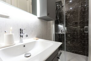 Haartrockner, Handtücher, Seife, Toilettenpapier