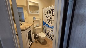 Towels, soap, toilet paper - Cozy 1-bedroom bungalow in gorgeous Sebring with AC and gym access (Sebring)