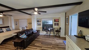 Living area - Cozy 1-bedroom bungalow in gorgeous Sebring with AC and gym access (Sebring)