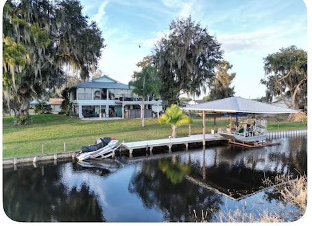 外観. Cozy 1-bedroom bungalow in gorgeous Sebring with AC and gym access