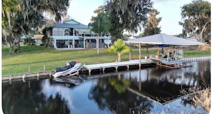 Cozy 1-bedroom bungalow in gorgeous Sebring with AC and gym access