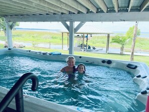 Outdoor spa tub - Cozy 1-bedroom bungalow in gorgeous Sebring with AC and gym access (Sebring)