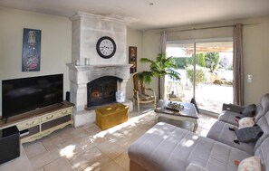 TV - Maison avec piscine privée (Entraigues-Sur-La-Sorg)