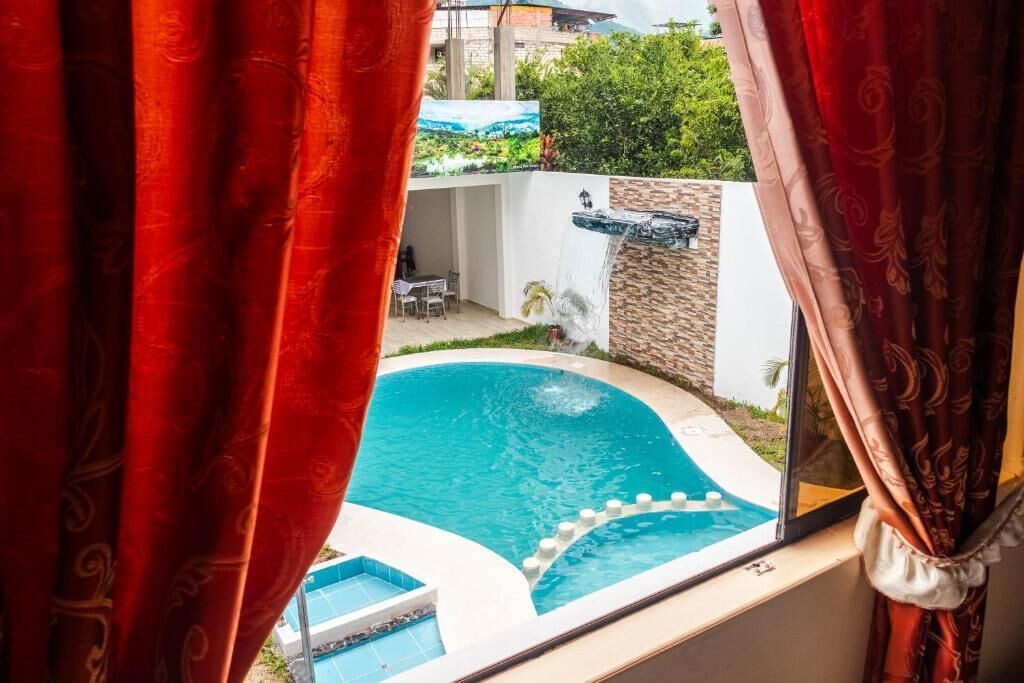 Una piscina al aire libre, sillones reclinables de piscina