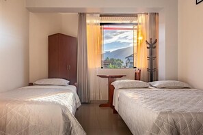 Habitació amb dos llits individuals, vistes a la piscina | Escriptori i wifi gratuïta 