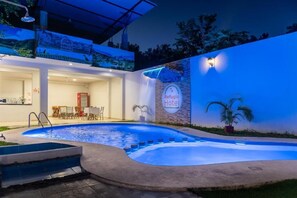Piscina a l'aire lliure i gandules 