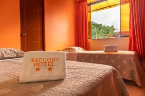 Habitació amb dos llits individuals, vistes a la piscina | Escriptori i wifi gratuïta 