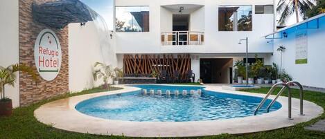 室外游泳池,提供日光浴躺椅