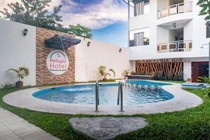 Outdoor pool, pool loungers - Refugio Hotel (San Ramón)