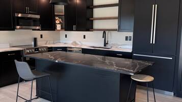 Frigorifero, microonde, forno, piano cottura