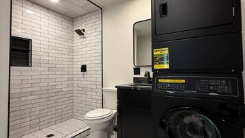 Doccia, asciugamani, sapone, shampoo