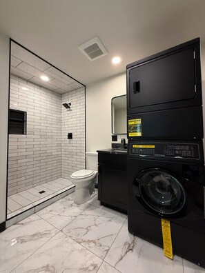 Doccia, asciugamani, sapone, shampoo