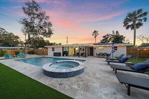 A heated pool - Private Pool + Fire Pit | Dandelion Drift (Sarasota)
