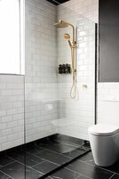 Ducha, artículos de tocador gratuitos, secador de pelo, batas