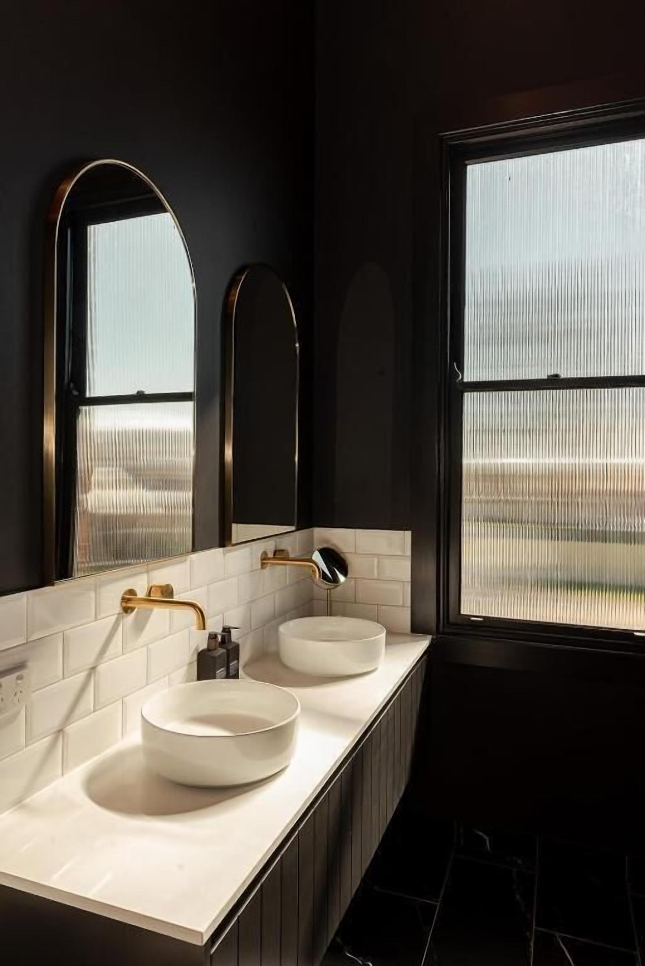 Quarto duplo superior | Banheiro | Chuveiro, produtos de toalete grátis, secador de cabelo, chinelos