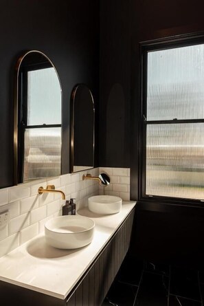 Chambre Supérieure avec lits jumeaux | Salle de bain