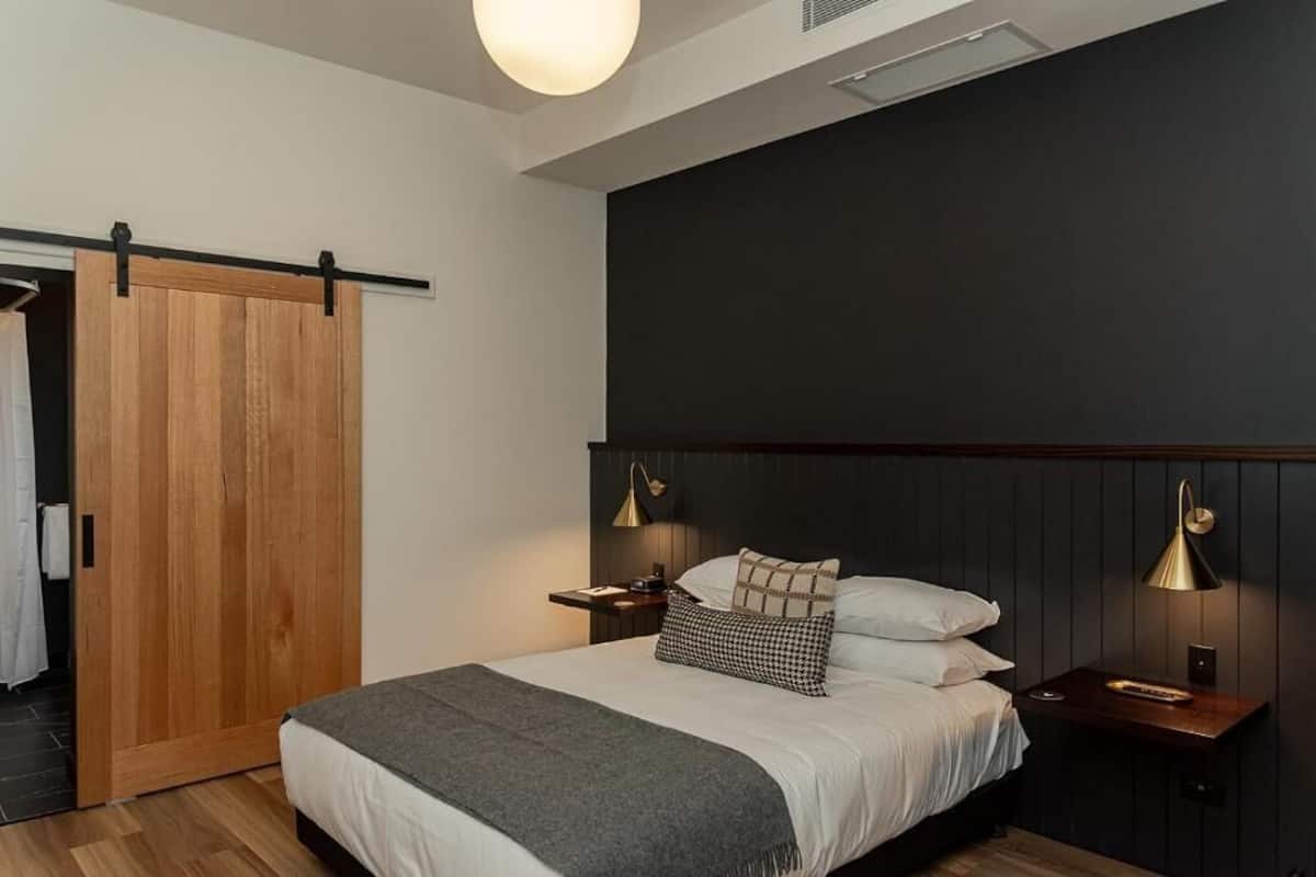 Caja de seguridad en la habitación y tabla de planchar con plancha