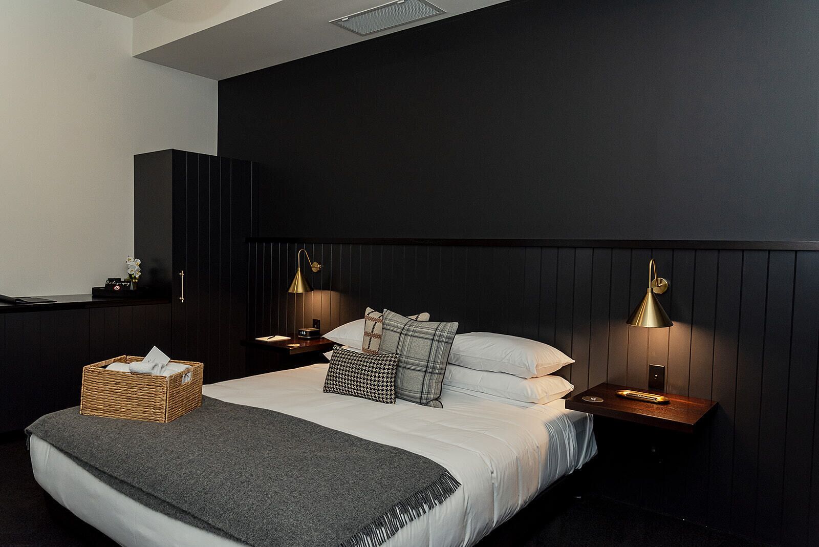 ห้องสแตนดาร์ดดับเบิล, เตียงคิงไซส์ 1 เตียง, ชั้นล่าง | ตู้นิรภัยในห้องพัก, เตารีด/โต๊ะรีดผ้า, Wi-Fi ฟรี, ผ้าปูที่นอน