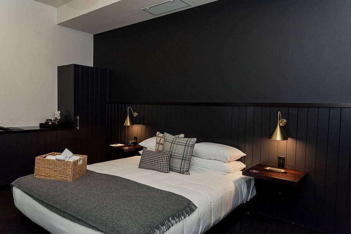 Habitación doble estándar, 1 cama King size, planta baja | Caja de seguridad en la habitación y tabla de planchar con plancha