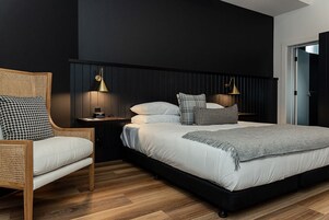 Premium bedding, in-room safe, iron/ironing board, free WiFi