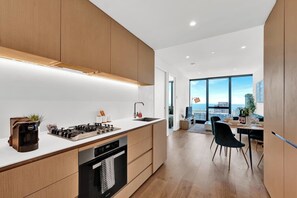 冷蔵庫、電子レンジ、オーブン、コンロ