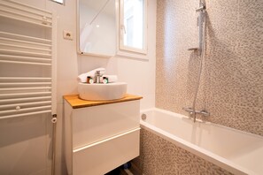 Shower, towels - Appartement Voltaire - Welkeys (Paris)