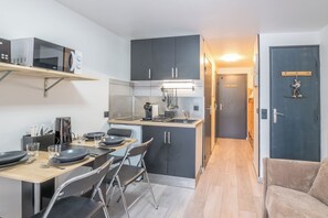 Fridge, oven, coffee/tea maker, toaster - Studio L'étoile des neiges - Welkeys (Demi-Quartier)