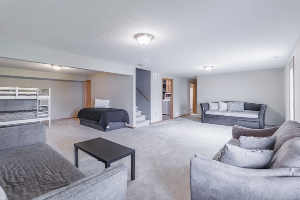 4 bedrooms, iron/ironing board, free WiFi, bed sheets