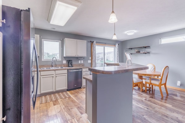 Mikrowelle, Ofen, Herdplatte, Geschirrspüler