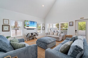 TV - Pool - The Sea Pearl by SeaBreeze Vacation (Holmes Beach)