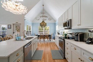 Fridge, microwave, oven, stovetop - Pool - The Sea Pearl by SeaBreeze Vacation (Holmes Beach)