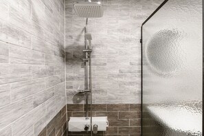 Dusch, hårtork, handdukar och tvål