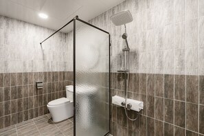 Deluxe Twin Room (Free Breakfast) | Bathroom | Shower, hair dryer, towels, soap