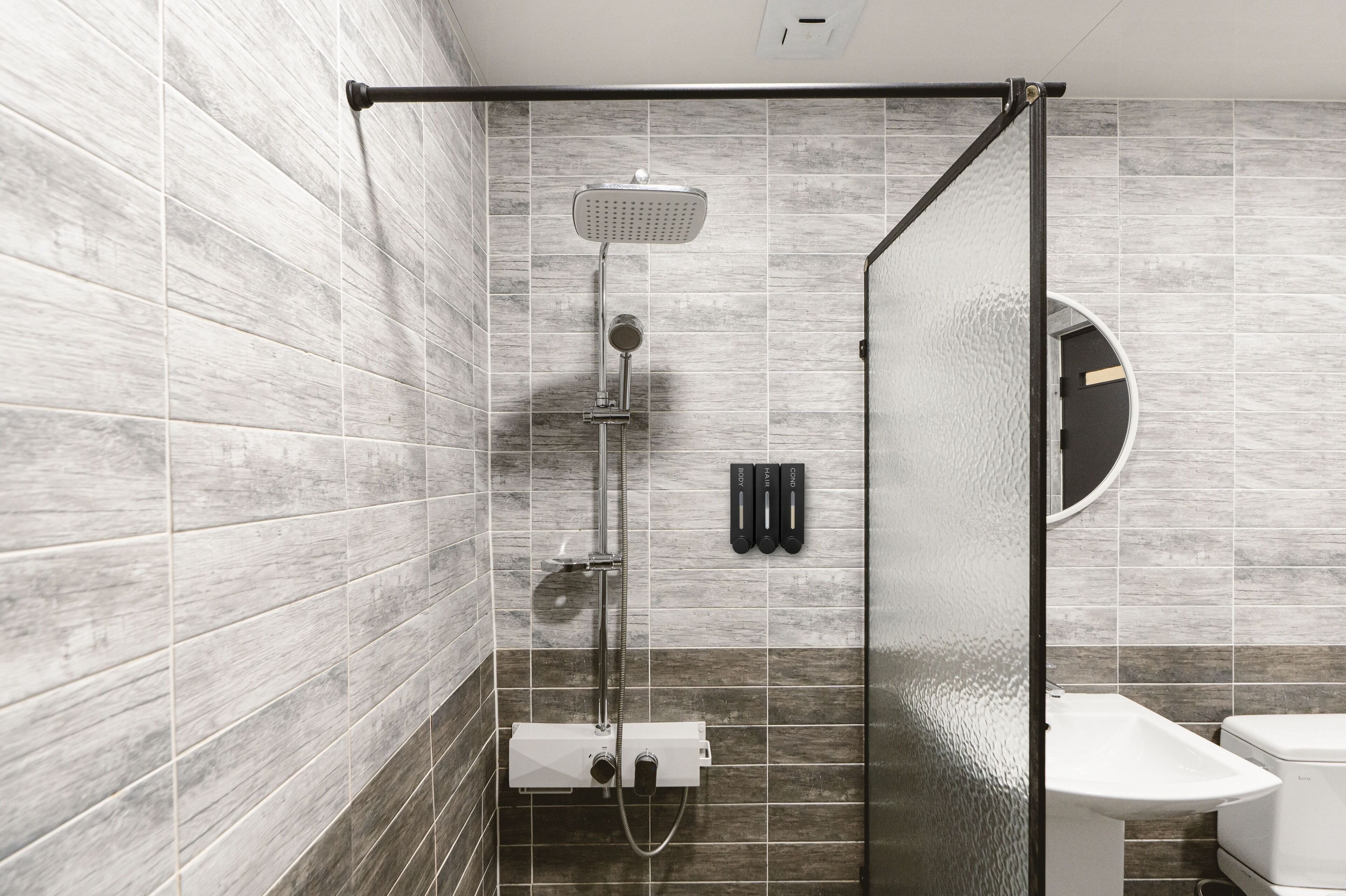 디럭스 - 스타일러 - 무료조식 | 책상, 무료 WiFi