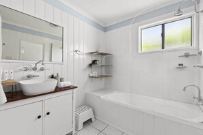 Shower, hair dryer, towels, shampoo - Family Home with Garden in Katoomba (Katoomba)