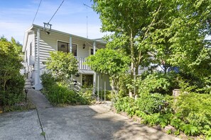 Exterior - Family Home with Garden in Katoomba (Katoomba)