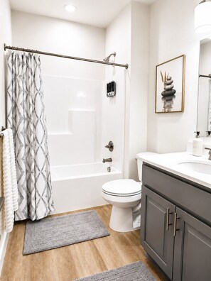 Hair dryer, towels, soap, shampoo - Stylish Urban Stay Near Convention Center (Hot Springs)