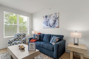 Living area - Stylish Urban Stay Near Convention Center (Hot Springs)