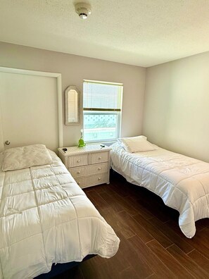 2 habitaciones, tabla de planchar con plancha, wifi y ropa de cama 