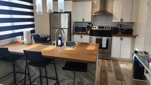 Unclassified image, 1 of 27, button - Idea Manor! - Cozy Ideal Entire 3BR Retreat Home! (Winnipeg)