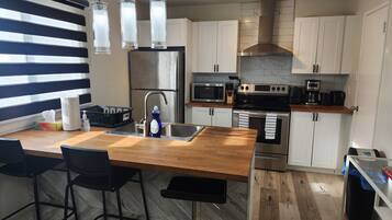 Mikrobølgeovn, ovn, kokeplater og oppvaskmaskin