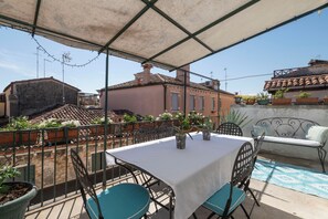 Outdoor dining - Women travelers only - charming room in great apartment with terrace (Venezia)