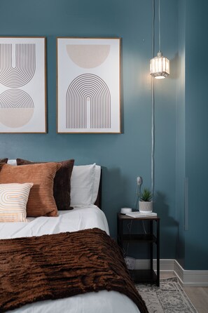 3 bedrooms, iron/ironing board, WiFi, bed sheets - Bright 3 BR Wicker Park Loft. 5Beds + 2 parking. 4-min walk to Damen Blue Line! (Chicago)