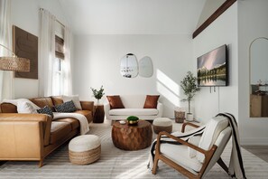 Living area - Bright 3 BR Wicker Park Loft. 5Beds + 2 parking. 4-min walk to Damen Blue Line! (Chicago)