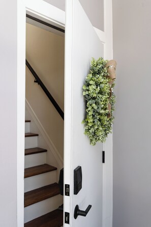 Interior - Bright 3 BR Wicker Park Loft. 5Beds + 2 parking. 4-min walk to Damen Blue Line! (Chicago)