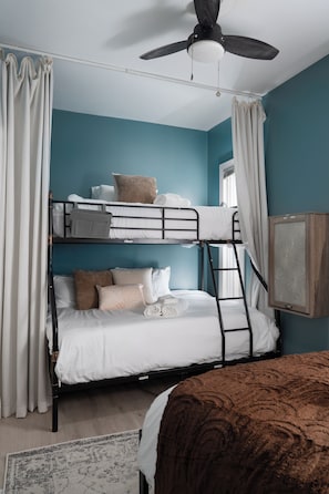 3 bedrooms, iron/ironing board, WiFi, bed sheets