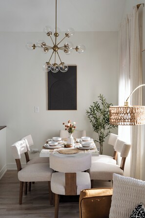 Dining - Bright 3 BR Wicker Park Loft. 5Beds + 2 parking. 4-min walk to Damen Blue Line! (Chicago)