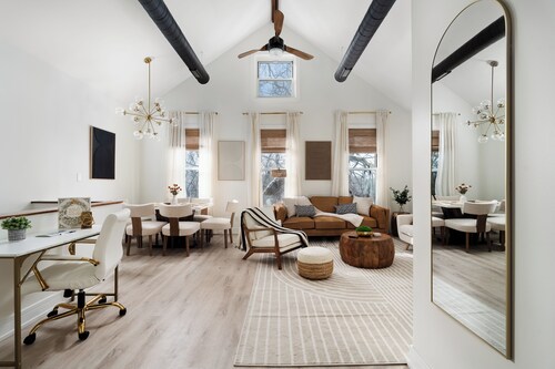 Bright 3 BR Wicker Park Loft. 5Beds + 2 parking. 4-min walk to Damen Blue Line!